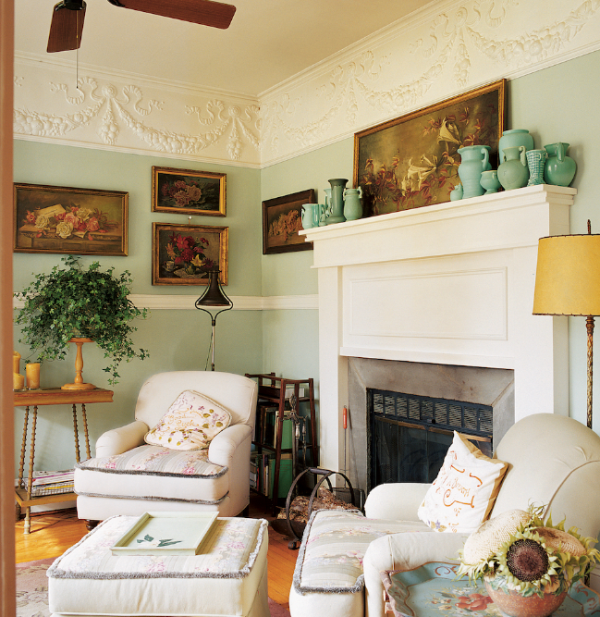 Ruang keluarga dengan dinding panel dan relief